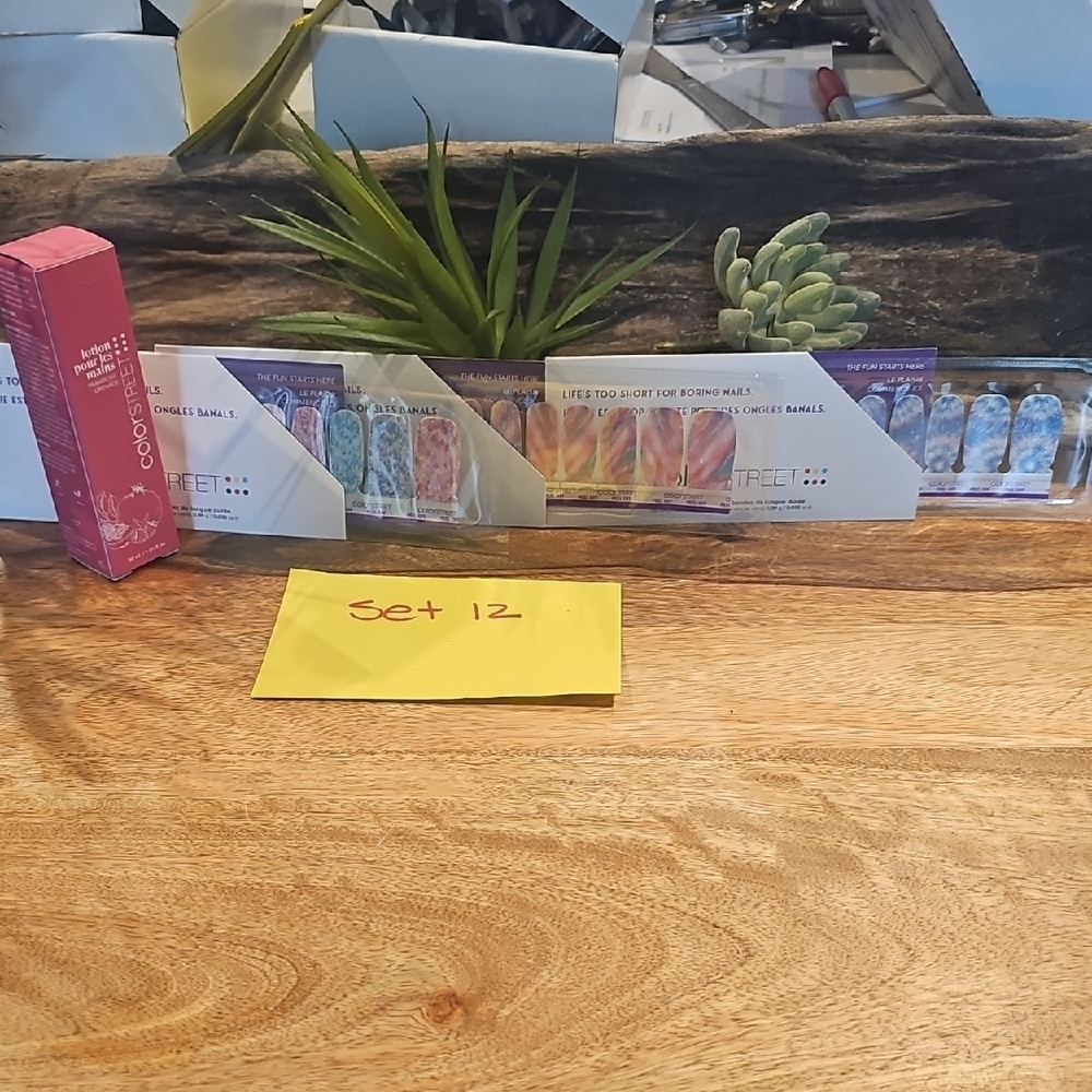 Color street set twelve with free gift